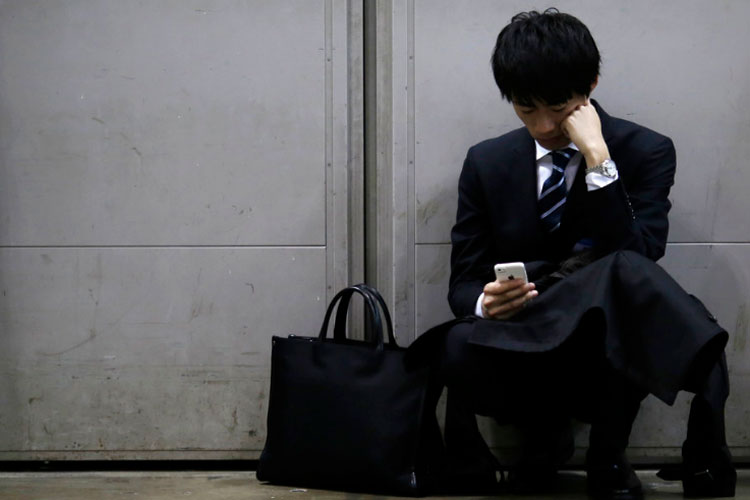 একাকিত্বের সঙ্গে পাল্লা দিয়ে বাড়ছে এই মানসিক সমস্যাকে এড়িয়ে যাওয়ার প্রবণতাও। যে কোনও ধরনের মানসিক সমস্যা কেবল মনের মধ্যেই সীমাবদ্ধ থাকে না, সামগ্রিক স্বাস্থ্যের উপরেই নেতিবাচক প্রভাব ফেলে।