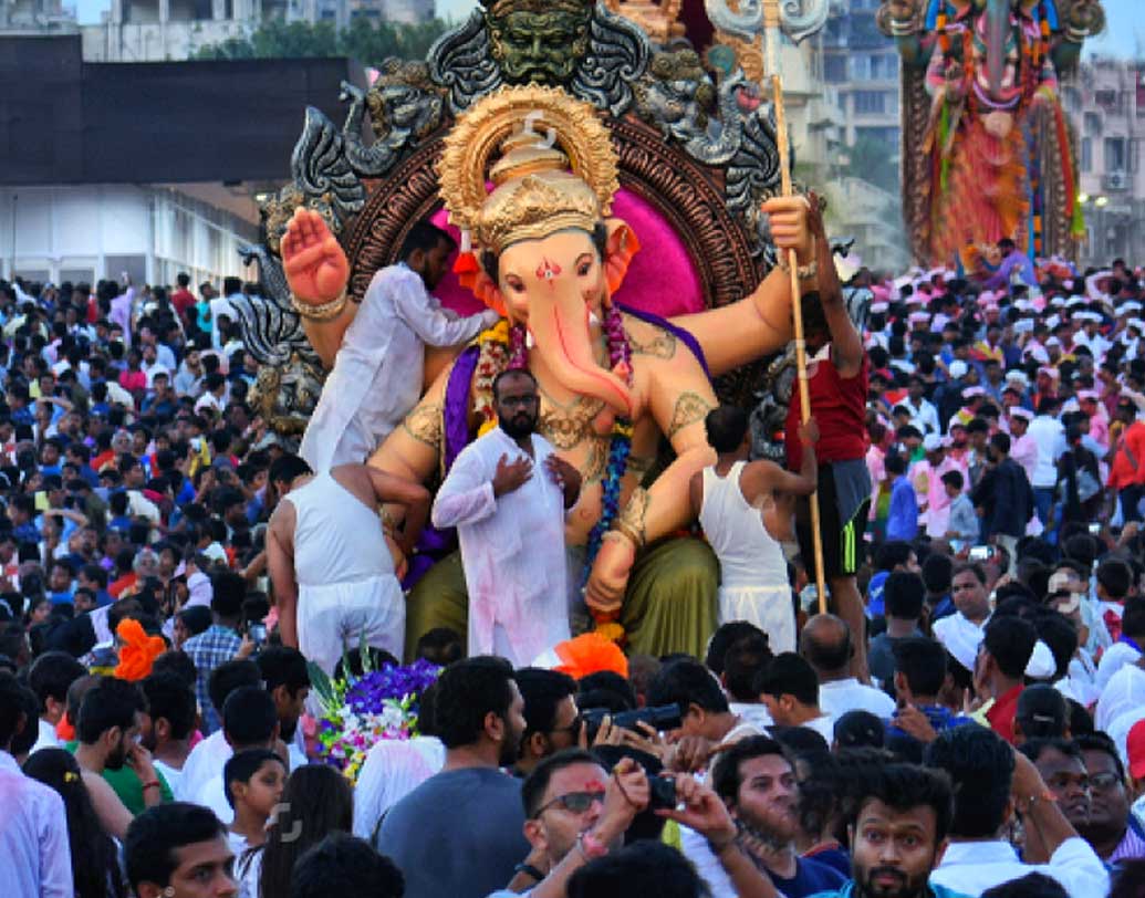 মহারাষ্ট্র: ২০১৮ সালে মহারাষ্ট্রে ২৩ দিন ছুটি পাচ্ছেন সরকারি কর্মীরা। এর মধ্যে মাত্র একটি রবিবার। যদিও আগামী বছর দু’টি ছুটি বেশি পেতে চলেছেন এ রাজ্যের সরকারি কর্মীরা। এর মধ্যে ছ’দিন অবশ্য রবিবার। অন্যান্য ছুটির মধ্যে এখানকার সরকারি কর্মীরা অম্বেডকর জয়ন্তীতে ছুটি পান।