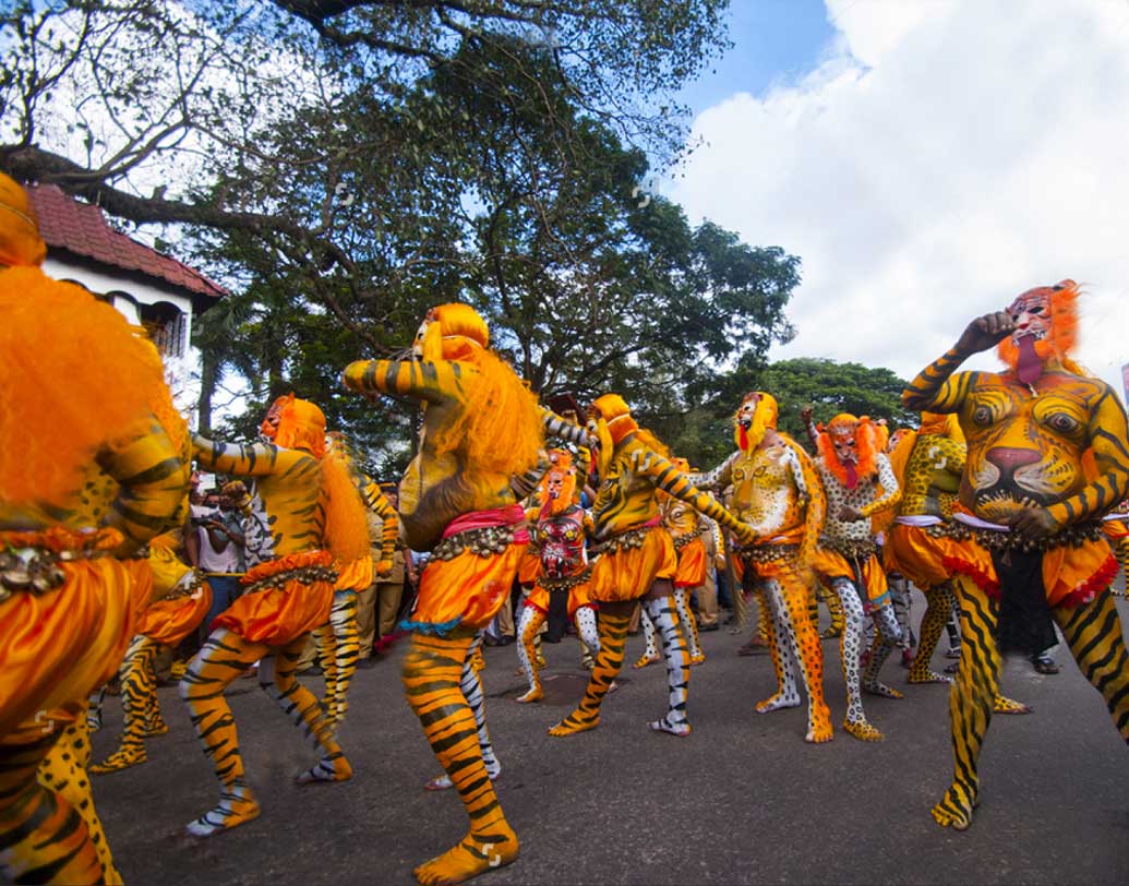 কেরল: দশেরা ছাড়াও নবমীর দিন কিন্তু এ রাজ্যের সরকারি কর্মীরা ছুটি পান। এ বছর সরকারি ভাবে ২৯ দিন ছুটি ছিল। আগামী বছর ২৬ দিন ছুটির কথা ঘোষণা করা হয়েছে।