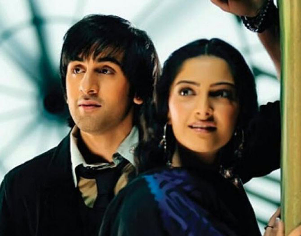 যদিও এক সাক্ষাৎকারে নিজেদের এই রসায়নকে ‘শুধুই বন্ধু’ হিসাবে তকমা দেন সোনম, তবে রণবীর নিজে এই বিষয়ে চুপ করেই ছিলেন। পাপারাৎজিদের খবর, তাঁদের সম্পর্ক ভেঙে যেতেই তা নিয়ে মুখে কুলুপ এঁটেছিলেন দু’পক্ষ। কিন্তু সোনমের বিয়েতে তা বলে কম মজা করেননি রণবীর। তাঁর এক এক প্রাক্তন অনুষ্কার বিয়েতেও হাসিমুখে হাজির ছিলেন রণবীর।