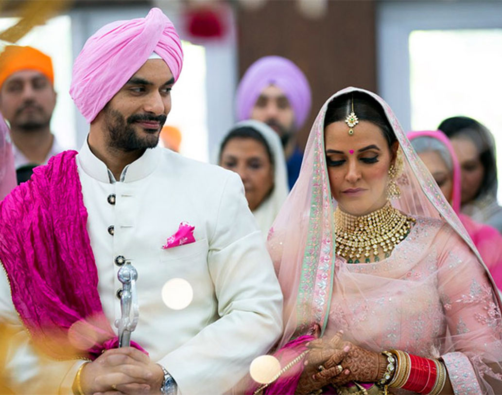 শুধু তাই-ই নয়, যুবরাজের বিয়েতে এসেই অঙ্গদ বেদির সঙ্গে মন দেওয়া নেওয়া শুরু হয় নেহার। ২০১৮-র মে মাসে তাঁরা বিয়েও করেছেন। সুতরাং প্রাক্তন প্রেমিককে শুধু শুভেচ্ছা জানানোই নয়, তাঁর বিয়েতে এসে নিজের বিয়ের মানুষটিকেও খুঁজে পেয়েছিলেন নেহা।