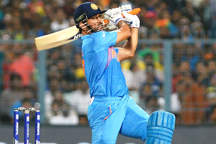 মহেন্দ্র সিংহ ধোনির দরকার আর মাত্র এক রান। তা হলেই দেশের হয়ে একদিনের ক্রিকেটে ১০০০০ রানে পৌঁছবেন তিনি। মজার হল, ওয়ানডে ম্যাচে ধোনির এখনই ১০১৭৩ রান হয়ে গিয়েছে। কিন্তু তার মধ্যে ১৭৪ রান এসেছে এশিয়া একাদশের হয়ে ২০০৭ সালে। আর এক রান করলে দেশের হয়ে দশ হাজার রান পূর্ণ করবেন এমএসডি।