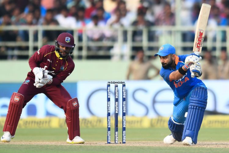 ৬২ ইনিংসের মধ্যে কোহালি যদি কুড়ি হাজার আন্তর্জাতিক রানে পৌঁছন, তা হলে তিনি হবেন দ্রুততম ব্যাটসম্যান। আর একটা রেকর্ডের হাতছানিও রয়েছে। এখন পর্যন্ত একদিনের ফরম্যাটে মোট ৯৬২ চার মেরেছেন তিনি। আর ৩৮ চার মারলেই পৌঁছে যাবেন হাজার চারে। সেক্ষেত্রে হবেন চতুর্থ ভারতীয়। সার্বিক ভাবে হবেন দ্বাদশ ক্রিকেটার।