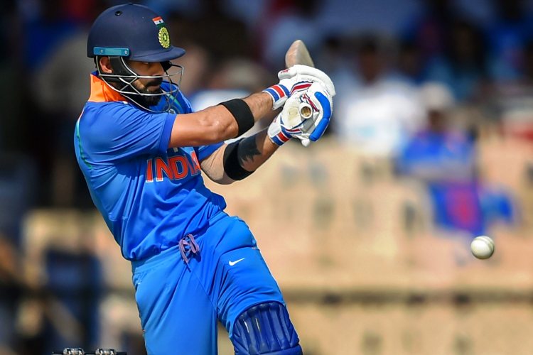 বিরাট কোহালির সামনে আরও এক রেকর্ডের হাতছানি রয়েছে। একদিনের ক্রিকেটে ৪৮ অর্ধশতরান রয়েছে তাঁর। আরও দুটো পঞ্চাশ করলে পৌঁছে যাবেন ৫০তম হাফ-সেঞ্চুরিতে। ভারতীয়দের মধ্যে সচিন তেন্ডুলকর, রাহুল দ্রাবিড়, সৌরভ গঙ্গোপাধ্যায়, মহেন্দ্র সিংহ ধোনি, মহম্মদ আজহারউদ্দিন ও যুবরাজ সিংয়ের এই কৃতিত্ব রয়েছে।