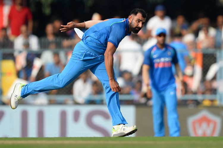 এই মুহূর্তে একদিনের আন্তর্জাতিকে প্রথম এগারোয় জায়গা পাচ্ছেন না মহম্মদ শামি। ১০০ উইকেটের থেকে তিনি মাত্র ছয় উইকেটের দূরত্বে রয়েছেন। যদি পরের সাত ইনিংসে শামি এই ছয় উইকেট নিয়ে ফেলেন, তবে একশো উইকেটে পৌঁছবেন দ্রুততম ভারতীয় হিসেবে। মুশকিল হল, চোট-আঘাতের জন্য ৫০ ওভারের ক্রিকেট থেকে কার্যত হারিয়ে যেতে বসেছেন তিনি।