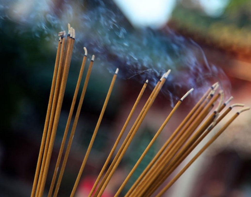 কলকাতার এক ফুসফুস বিশেষজ্ঞ চিকিত্সকও এই বিষয়টির সঙ্গে একমত। তাঁর মতে, এ নিয়ে দীর্ঘ দিন ধরেই গবেষণা চলছে। তাতে উঠে এসেছে ধূপকাঠির ধোঁয়ার এই ক্ষতিকর দিকটি। ক্রমাগত ধূপকাঠির ধোঁয়া শরীরে প্রবেশ করতে থাকলে ফুসফুস ও শ্বাস-প্রশ্বাস জনিত সমস্যা দেখা দেয়।