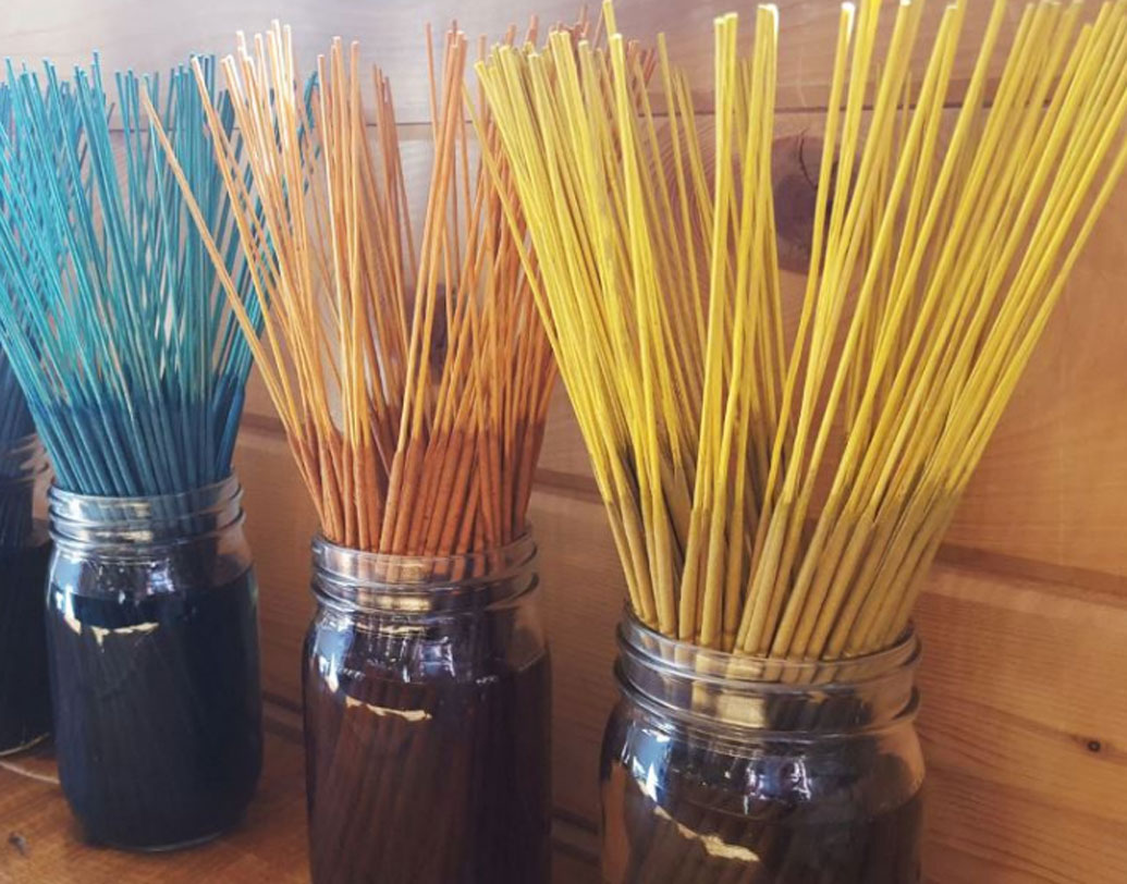 বাড়িতে পূজার্চনার জন্য ধূপকাঠি আমরা নিয়মিতই ব্যবহার করে থাকি। ধূপকাঠির সুগন্ধে ঘর যেন ম-ম করে, বেছে বেছে এমন ধূপকাঠি কিনে বাড়িতে জ্বালাই। কিন্তু এই ধূপকাঠিই যে প্রাণঘাতী হতে পারে, তা আমাদের অনেকেরই অজানা।