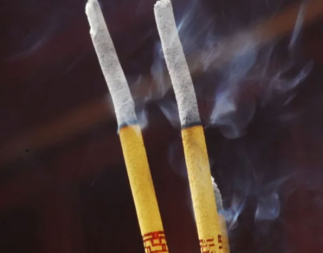 এসসিইউটি-র মতে, যখন ধূপকাঠি জ্বালানো হচ্ছে, তার থেকে বেরনো ধোঁয়ায় ক্ষুদ্রাতিক্ষুদ্র অনেক দূষণ কণা থাকে, যেগুলো বাতাসে মিশে যায়, যা আমাদের শরীরের পক্ষে খুবই ক্ষতিকর।