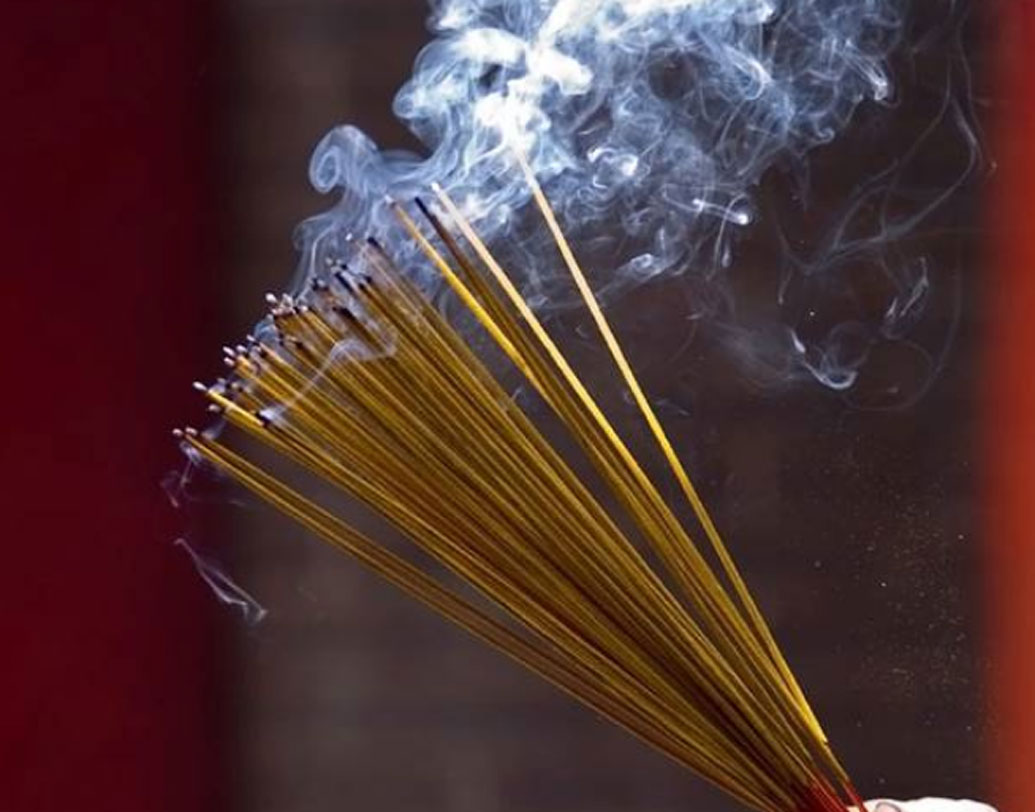 সমীক্ষায় দেখা গিয়েছে, ধূপকাঠির ধোঁয়ায় তিন ধরনের বিষ থাকে— মিউটাজেনিক, জিনোটক্সিক এবং সাইটোটক্সিক। যা থেকে ক্যানসার হওয়ার প্রবণতা অনেক বেড়ে যায়।