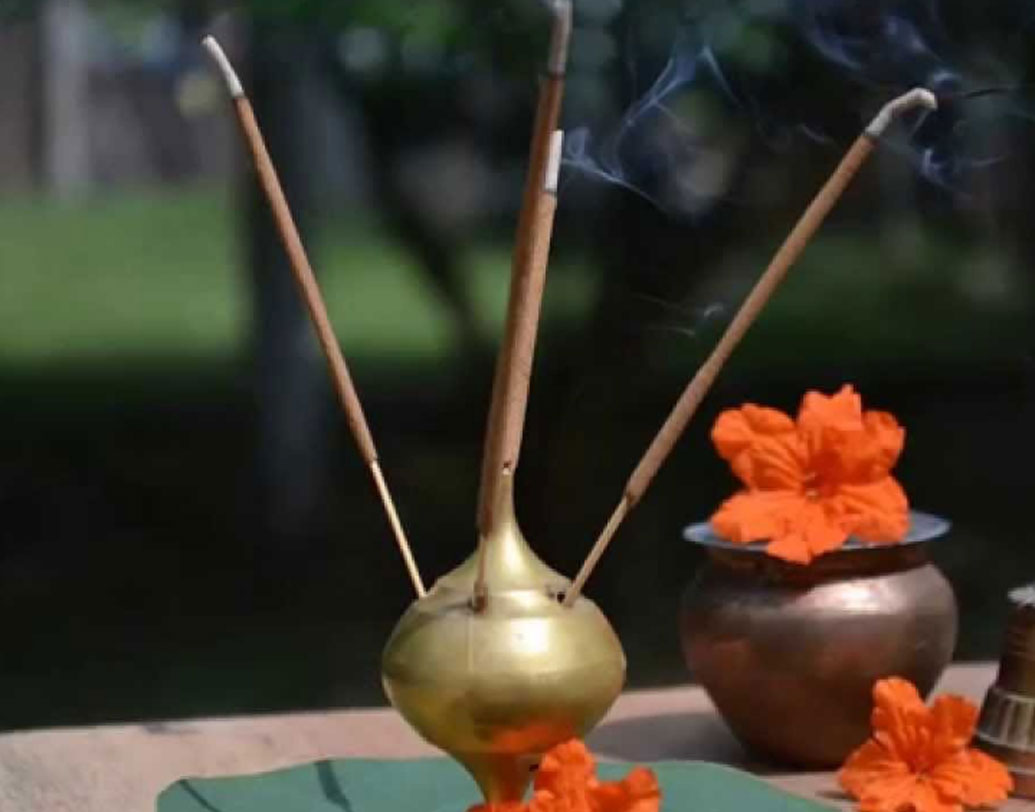 আমেরিকান ক্যানসার সোসাইটি-র জার্নালে প্রকাশিত একটি সমীক্ষা রিপোর্ট জানিয়েছে, দীর্ঘ দিন ধরে যদি ধূপকাঠির ধোঁয়া শরীরে প্রবেশ করে তা হলে আপার রেসপিরেটরি ট্র্যাক্ট ক্যানসারের সম্ভবনা বাড়ে।