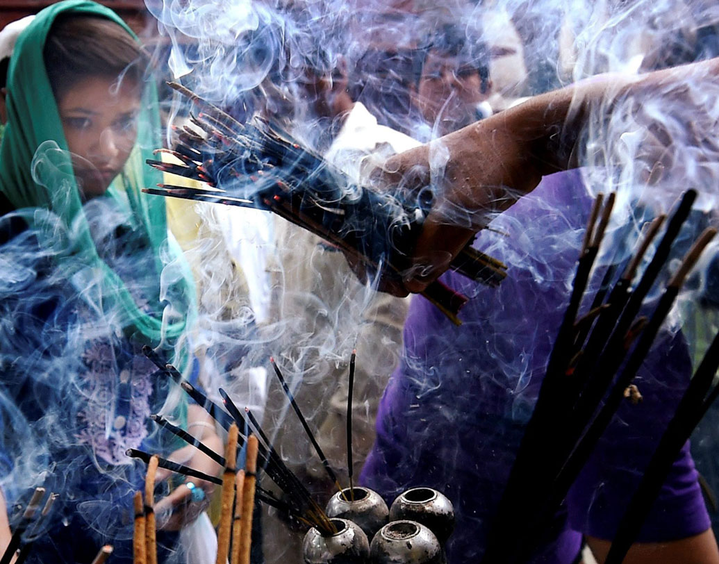 ধূপকাঠির ধোঁয়ায় যে দূষণ কণিকা, থাকে তার মধ্যে ৬৪ রকমের যৌগিক পদার্থ থাকে। যা ধোঁয়ার মধ্য দিয়ে শরীরে প্রবেশ করলে শ্বাসকষ্টের মতো পরিস্থিতির সৃষ্টি হয় অনেক সময়েই।