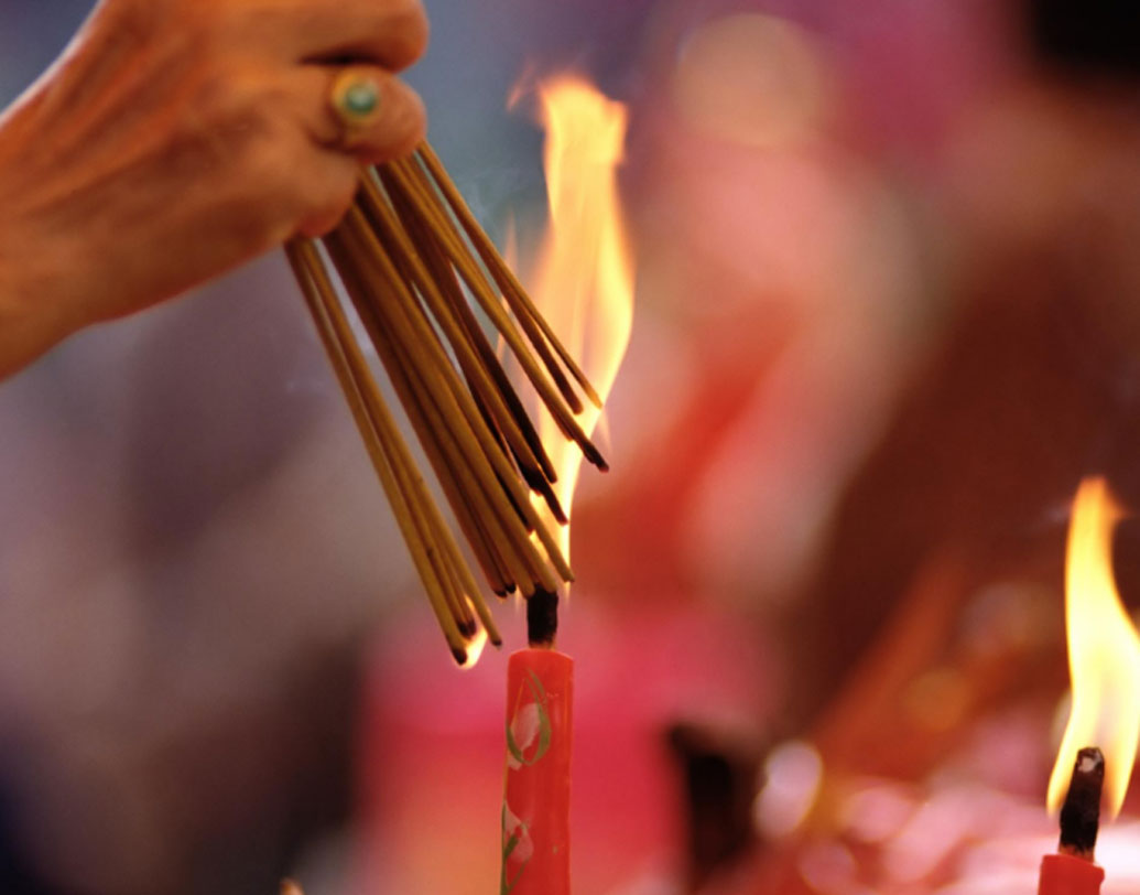 তাই চিকিত্সকরা বলছেন, যে ঘরে ঠিকঠাক ভেন্টিলেশনের ব্যবস্থা আছে, এমন ঘরেই ধূপ জ্বালানো দরকার। বদ্ধ ঘরে ধূপ জ্বালালে তার ধোঁয়া থেকে উত্পন্ন কার্বন মনো-অক্সাইড শরীরে প্রবেশ করে। যা ভীষণ ক্ষতিকর।