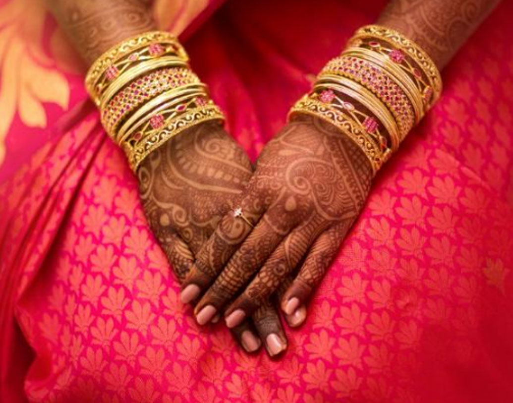 ভারত-পাকিস্তান সীমান্তের কাছে রাজস্থানের ছোট্ট গ্রাম দেরাসর। বারমেঢ় জেলার এই গ্রামের প্রত্যেক পুরুষেরই দু’বার বিয়ে বাধ্যতামূলক।