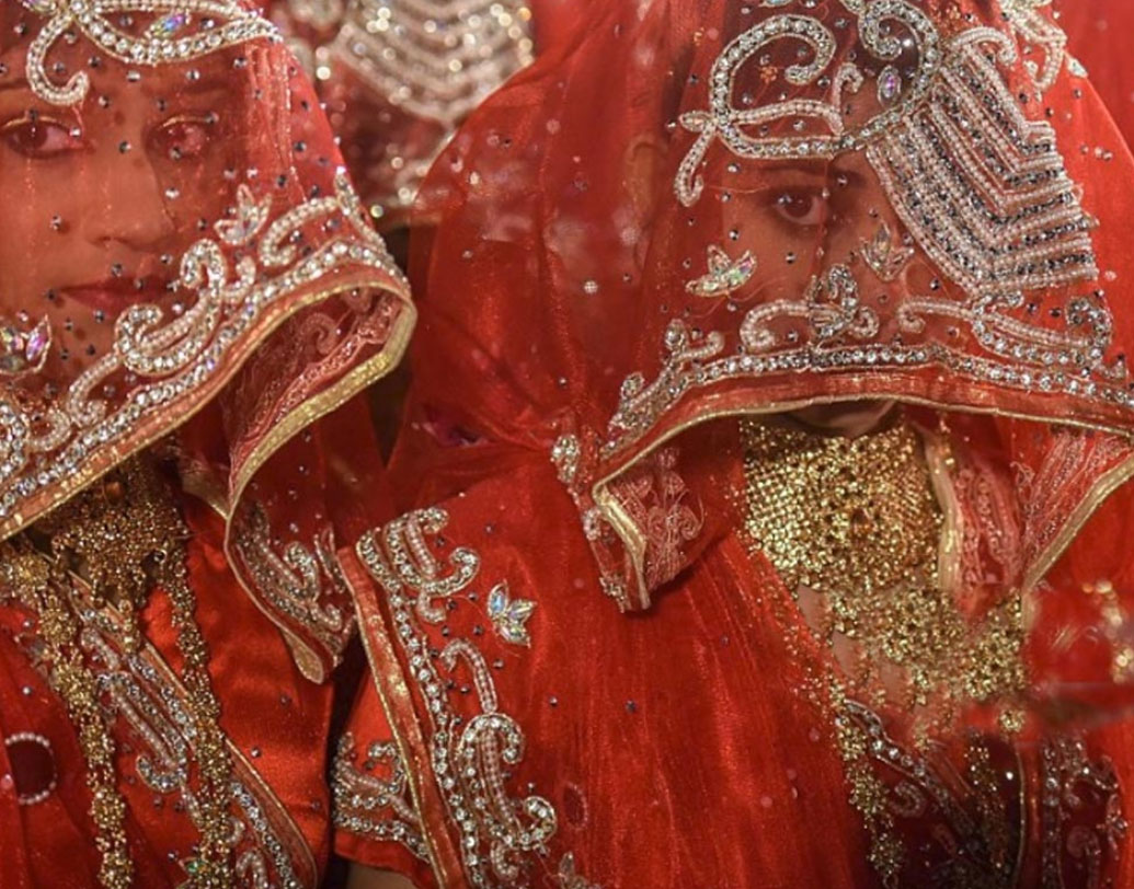 গ্রামবাসীদের দাবি, প্রত্যেক পরিবারই নাকি পরম্পরাগত ভাবে বিয়ে নিয়ে এই রীতি মেনে আসছে।