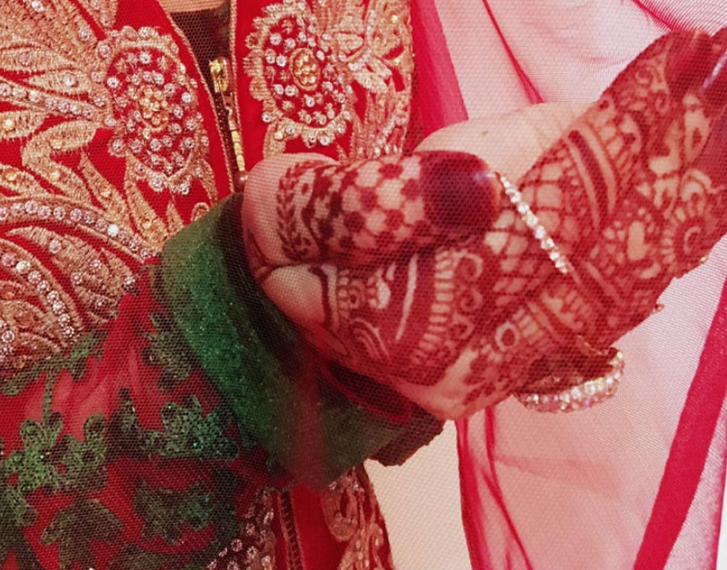 বহুকাল ধরে এমন ঘটনাই ঘটছে। তার পর সেটাকেই রীতি হিসেবে মেনে নেন গ্রামবাসীরা।