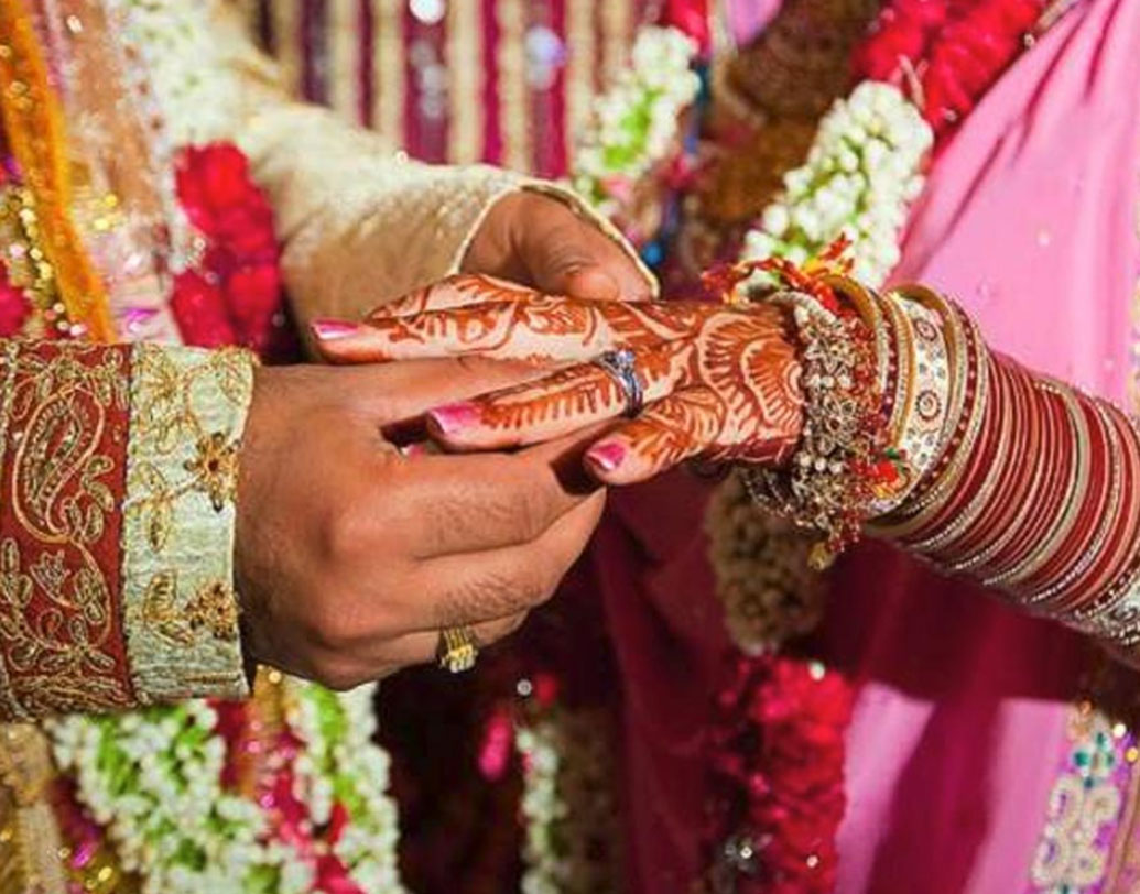 এখনও নাকি এমন ঘটনাই ঘটে চলেছে গ্রামটিতে। যদিও এই ঘটনার কোনও ব্যাখ্যা দিতে পারেননি কেউই। গ্রামবাসীদের কথায়, প্রথমবার বিয়ের পর অনেকেই দীর্ঘকাল সন্তানের জন্য অপেক্ষা করেছেন, এ রকম উদাহরণ প্রচুর রয়েছে।