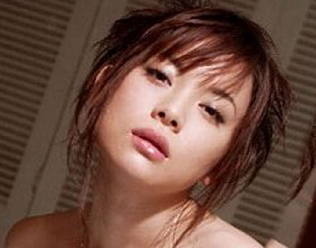 মারিয়া তাকাজি: জাপানে মডেল হিসেবে কেরিয়ার শুরু করেন। পরে টিভিতে অ্যাডাল্ট অনুষ্ঠান শুরু করেন। কেরিয়ারের শেষের দিকে এঁর আনুমানিক আয় ৮০ কোটি মার্কিন ডলার (ভারতীয় মুদ্রায়, ৫৮ কোটি ১২ লক্ষ টাকা)।