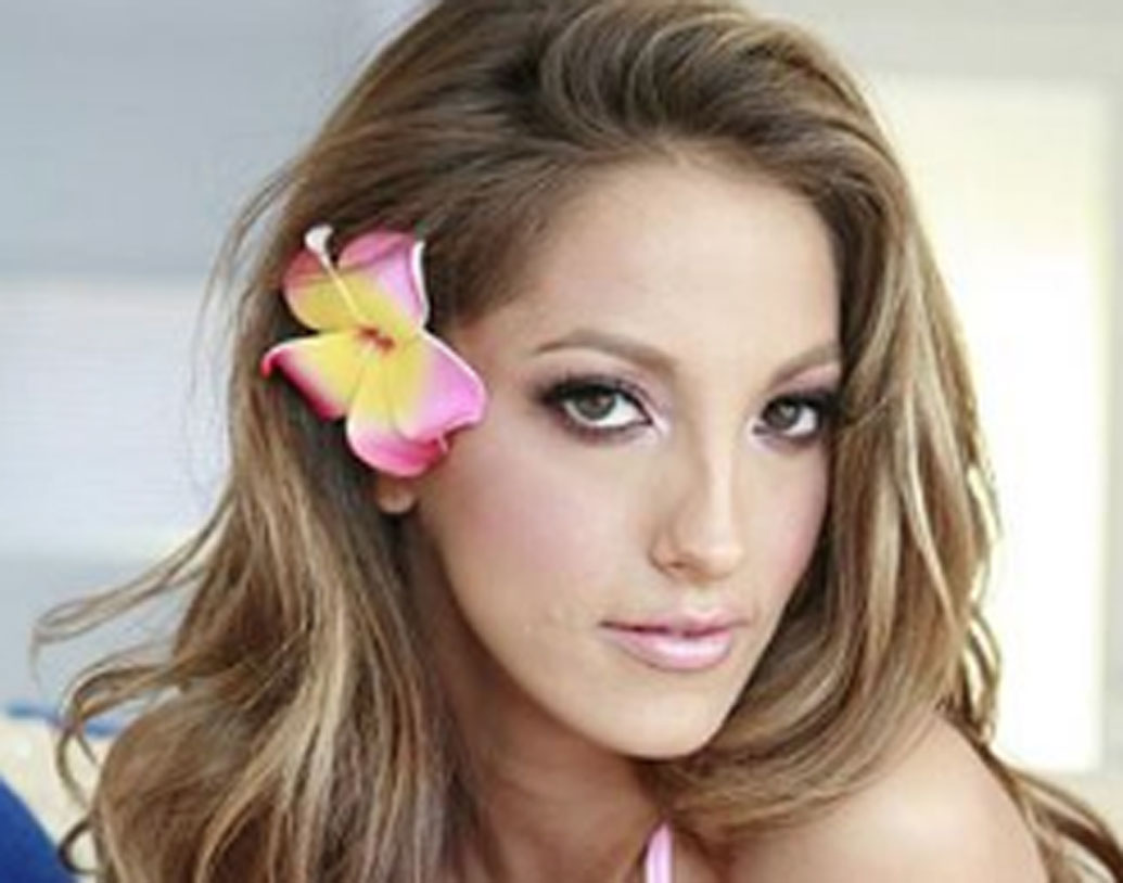 জেনা হেজ: পর্ন ইন্ডাস্ট্রির অ্যাওয়ার্ড উইনার হিসেবে প্রথম সারিতে থাকবেন এই মার্কিন নাগরিক। পরিচালক হিসেবে কেরিয়ার শুরু করেছিলেন। নিজের প্রোডাকশন কোম্পানিও রয়েছে। কেরিয়ারের টপ ফর্মে আনুমানিক বার্ষিক আয় ৫০ লক্ষ মার্কিন ডলার (ভারতীয় মুদ্রায়, ৩৬ কোটি ৩২ হাজার টাকা) ছিল।