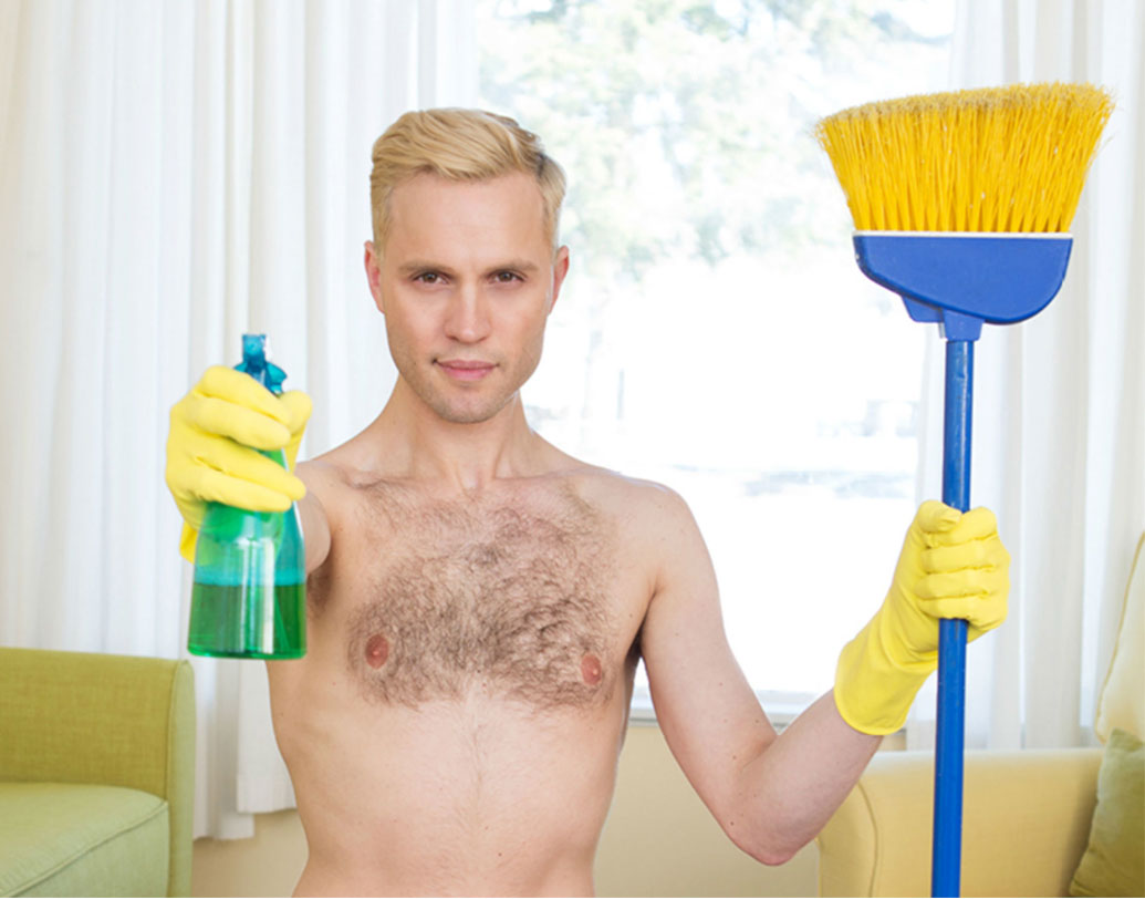 সংস্থার দাবি, এই চাকরিতে কোনওরকম প্রতারণার ব্যাপারই নেই। ২৫ বছরের উপরে যে কেউ আবেদন করতে পারেন। লিঙ্গ, বডিশেপ, ফিজিক কিছুই চাকরির শর্ত নয়। ‘শর্ত শুধু, নগ্ন হয়ে খুশি মনে কাজ করা’, জানান লরা।