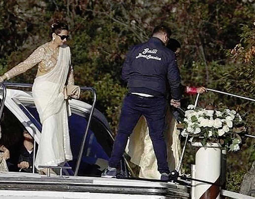 বিয়ের মূল অনুষ্ঠানের দিকে এগিয়ে চলেছেন গেস্টরা। কড়া নিরাপত্তার মোড়কে বিয়ের অনুষ্ঠানটি সারতে স্থানীয় ইতালীয় নিরাপত্তা সংস্থাকেই বেছে নিয়েছেন দীপিকা-রণবীরের পরিবার। তবে অতিথিদের মোবাইল ফোনের ক্যামেরা স্টিকার দিয়ে আটকে দেওয়া হয়েছে, যাতে কেউ গোপনে ছবি তুলতে না পারেন।