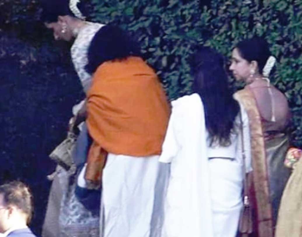 বলিউড ফোটোগ্রাফার ভাইরাল ভয়ানি একটি ছবি শেয়ার করেছেন তাঁর ইনস্টাগ্রাম প্রোফাইলে। যে ছবিতে বোট থেকে নেমেই বিয়ের আসরের দিকে হেঁটে যাচ্ছেন দীপিকার মা উজালা পাড়ুকোন এবং বোন অনিশা পাড়ুকোন।