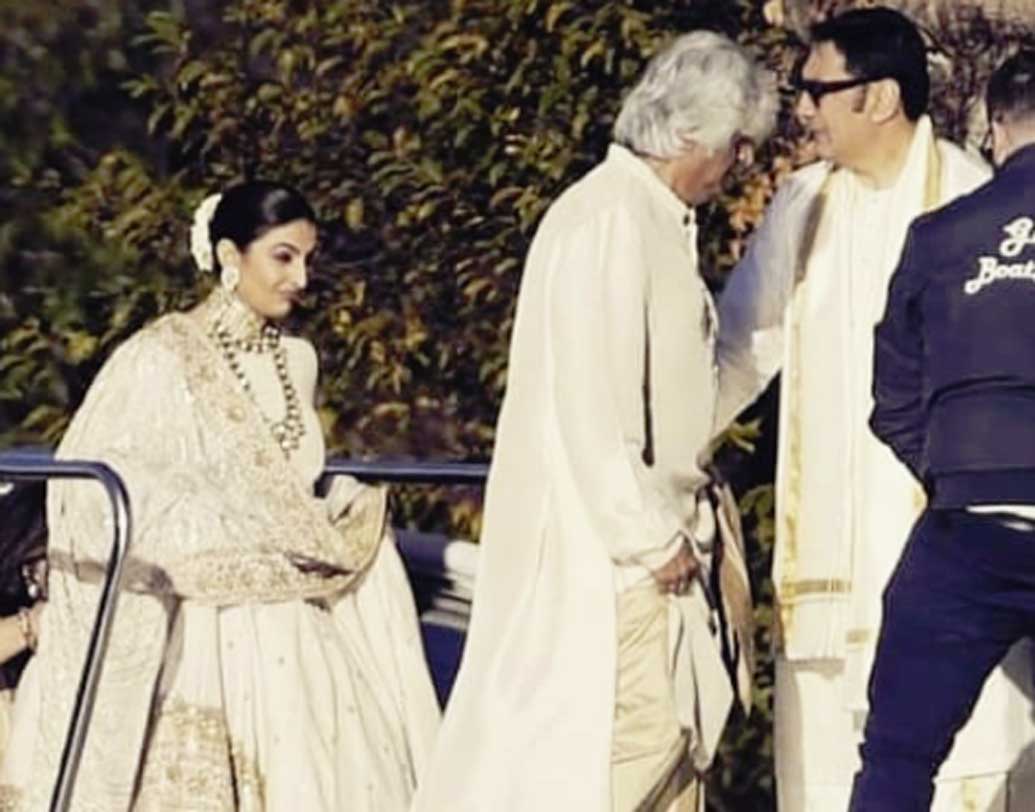 পাত্র রণবীর সিংহের দিদি ঋতিকা ভবনানিকেও দেখা গিয়েছে খোশমেজাজে মূল অনুষ্ঠানের দিকে এগিয়ে যেতে।