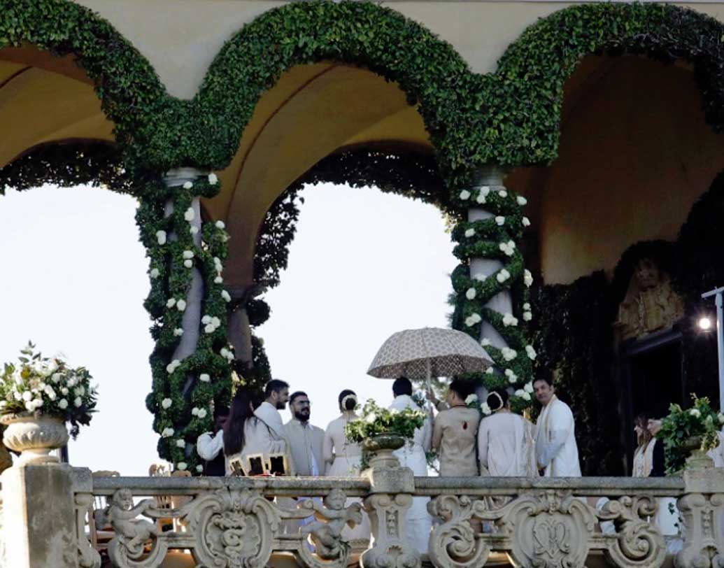 গোটা পাত্রপক্ষ বিয়ের অনুষ্ঠানের জন্য অপেক্ষায় রয়েছেন ইতালির লেক কোমোয় ভিলা দেল বালবিয়ানেলোতে। পাত্র রণবীরও রয়েছেন এ ছবিতে। রয়েছেন রণবীরের বাবা জগজিৎ সিংহ ভবনানিও।