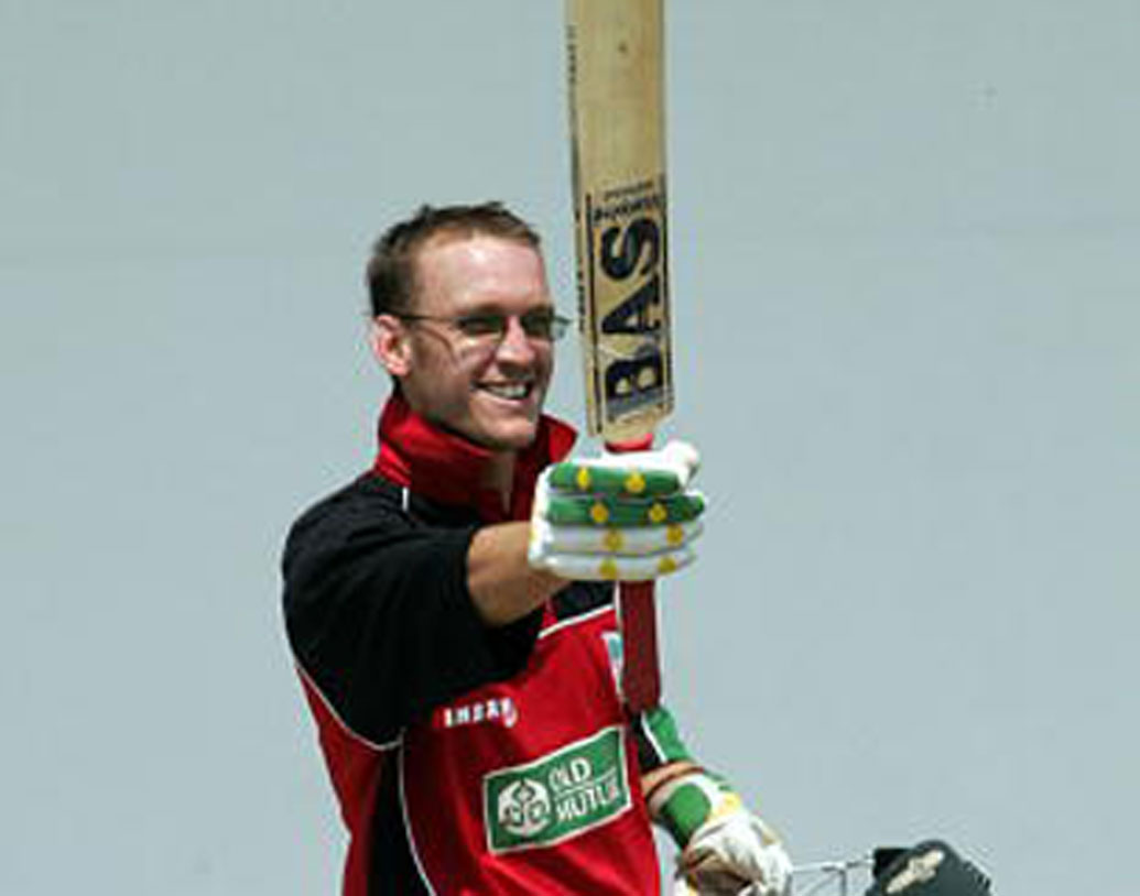 চার্লস কভেন্ট্রি: ২০০৯-এ বাংলাদেশ-জিম্বাবোয়ে একদিনের ম্যাচ। প্রথমে ব্যাট করে ৩১২ রানের বিশাল স্কোর করে জিম্বাবোয়ে। সৌজন্যে অবশ্যই তিন নম্বরে নামা চার্লস কভেন্ট্রি। তিনি মাত্র ১৫৬ বলে করেছিলেন অপরাজিত ১৯৪।