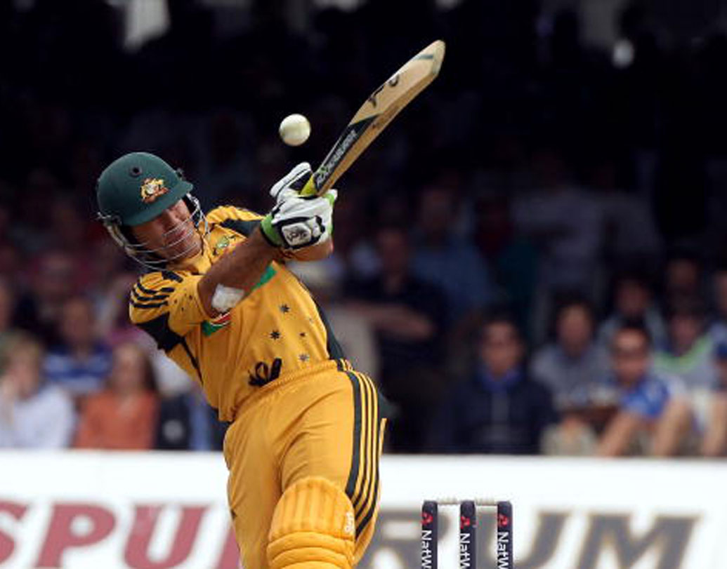 রিকি পন্টিং: প্রথমে ব্যাট করে রেকর্ড গড়েছিলেন অস্ট্রেলিয়ার ব্যাটসম্যানরা। ৫০ ওভারে ৪৩৪ রান করে অস্ট্রেলিয়া। ব্যাট হাতে ঝড় তোলেন রিকি পন্টিং। ১০৫ বলে ১৬৪ রান করেছিলেন তিনি।