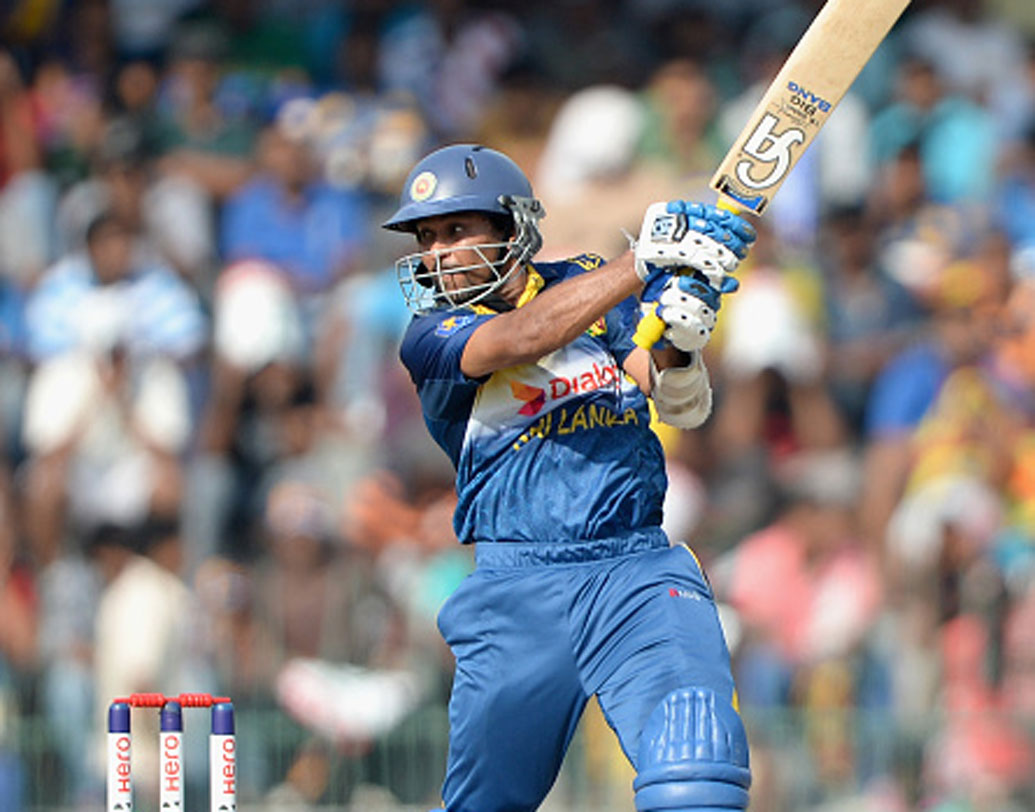 তিলকরত্নে দিলশন: প্রথমে ব্যাট করে বীরেন্দ্র সহবাগে ঝড়ে উড়ে গিয়েছিলেন শ্রীলঙ্কার বোলাররা। টিম ইন্ডিয়া করেছিল সাত উইকেটে ৪১৪ রান।