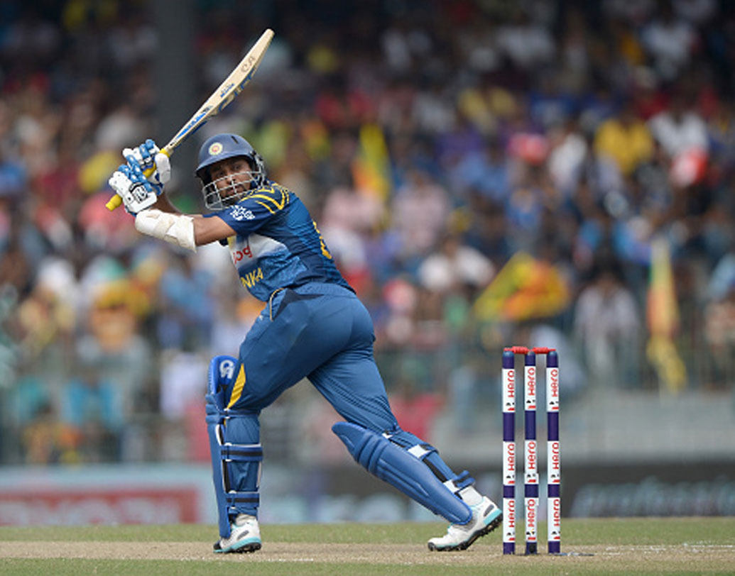 শ্রীলঙ্কা ভালই জবাব দেওয়া শুরু করেছিল। সৌজন্য অবশ্যই দিলশন। সঙ্গে ছিলেন অধিনায়ক কুমার সঙ্গাকারা। সে দিন ১২৪ বলে ১৬০ করেছিলেন দিলশন। যদিও শেষ পর্যন্ত শ্রীলঙ্কা হেরে যায়। নির্ধারিত ৫০ ওভারে লক্ষ্যের তিন রান আগে আটকে যায় শ্রীলঙ্কার ইনিংস।