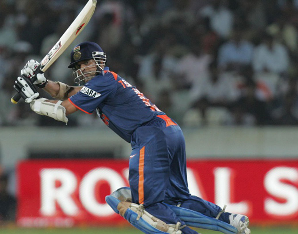 সচিন তেন্ডুলকর: প্রথমে ব্যাট করে অস্ট্রেলিয়া তুলেছিল চার উইকেটে ৩৫০। ভারতের অতি বড় সমর্থকও সে দিন আশা ছেড়ে দিয়েছিলেন।