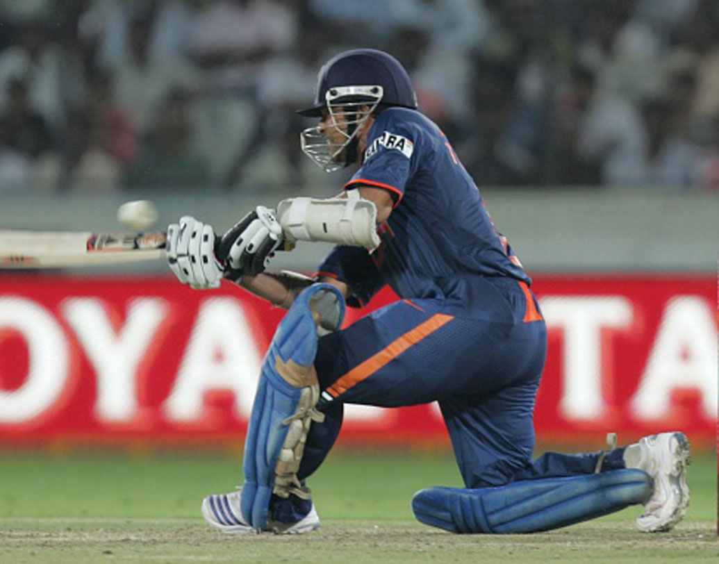 কিন্তু, আশা দেখাতে শুরু করেছিলেন লিটল মাস্টার। সুরেশ রায়নাকে সঙ্গে নিয়ে এগিয়ে গিয়েছিলেন অনেকটা। নিজে করেছিলেন ১৪১ বলে ১৭৫। কিন্তু, সচিন আউট হতেই সব আশা শেষ। ইন্ডিয়া হেরে যায়  তিন রানে।