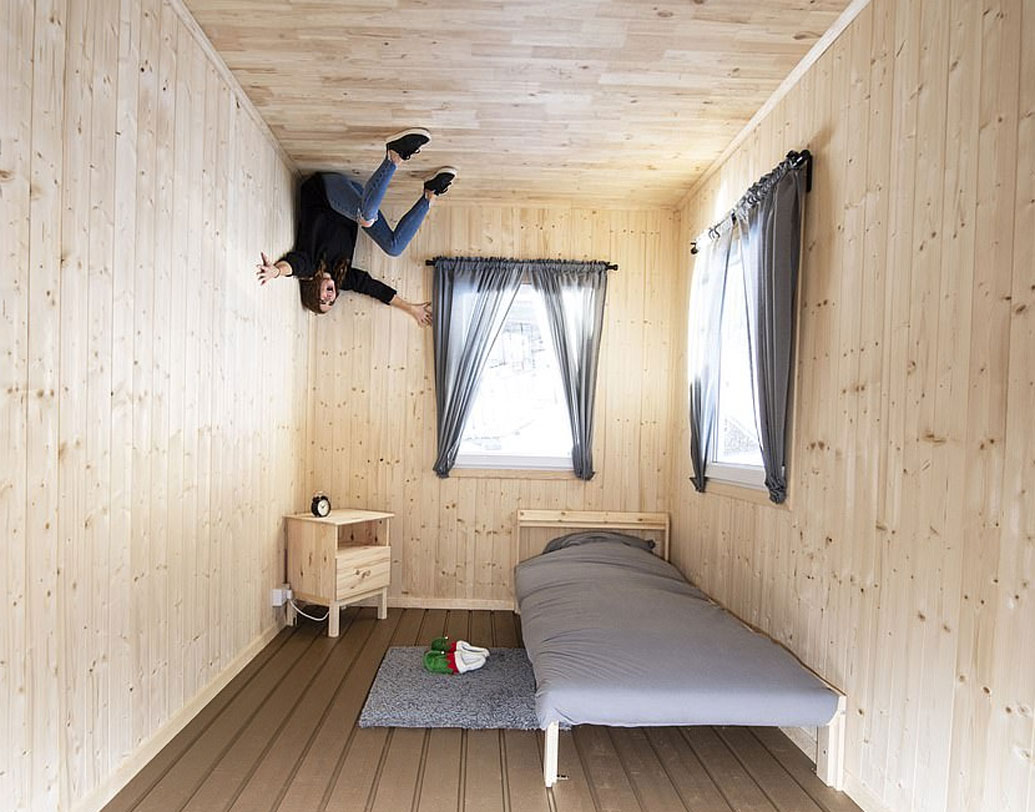 ব্রিটনের বোর্নমাউথ শহরে এমনটাই দেখা গিয়েছে। সোশ্যাল মিডিয়ায় ছবিও পোস্ট করেছেন কেউ কেউ। একেবারে উল্টো তাঁরা। সিলিংয়ে হেঁটে বেড়াচ্ছেন। মেঝেতে উল্টো হয়ে দাঁড়িয়ে আছেন।