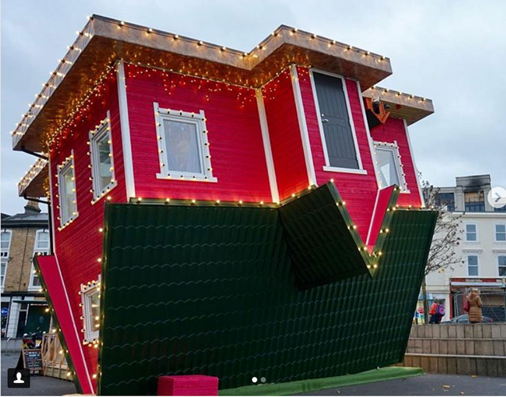 ব্যাপারটা কী বলুন তো? ব্রিটেনের এই শহরে আসলে এই বাড়িটি বানানোই হয়েছে উল্টো করে।