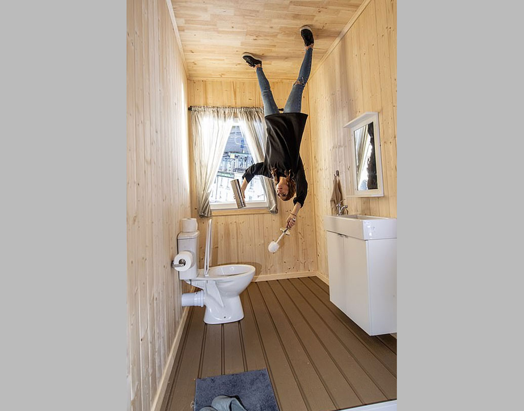 ওরকমভাবেই খাট, আসবাবপত্রও সাজানো হয়েছে উল্টো করে। এ রকম বাড়িতে ছবি তুলে পোস্ট করার পর অনেকেই তাই ঘাবড়ে গিয়েছেন, ভেবেছেন স্পাইডার ম্যান এল কোথা থেকে।