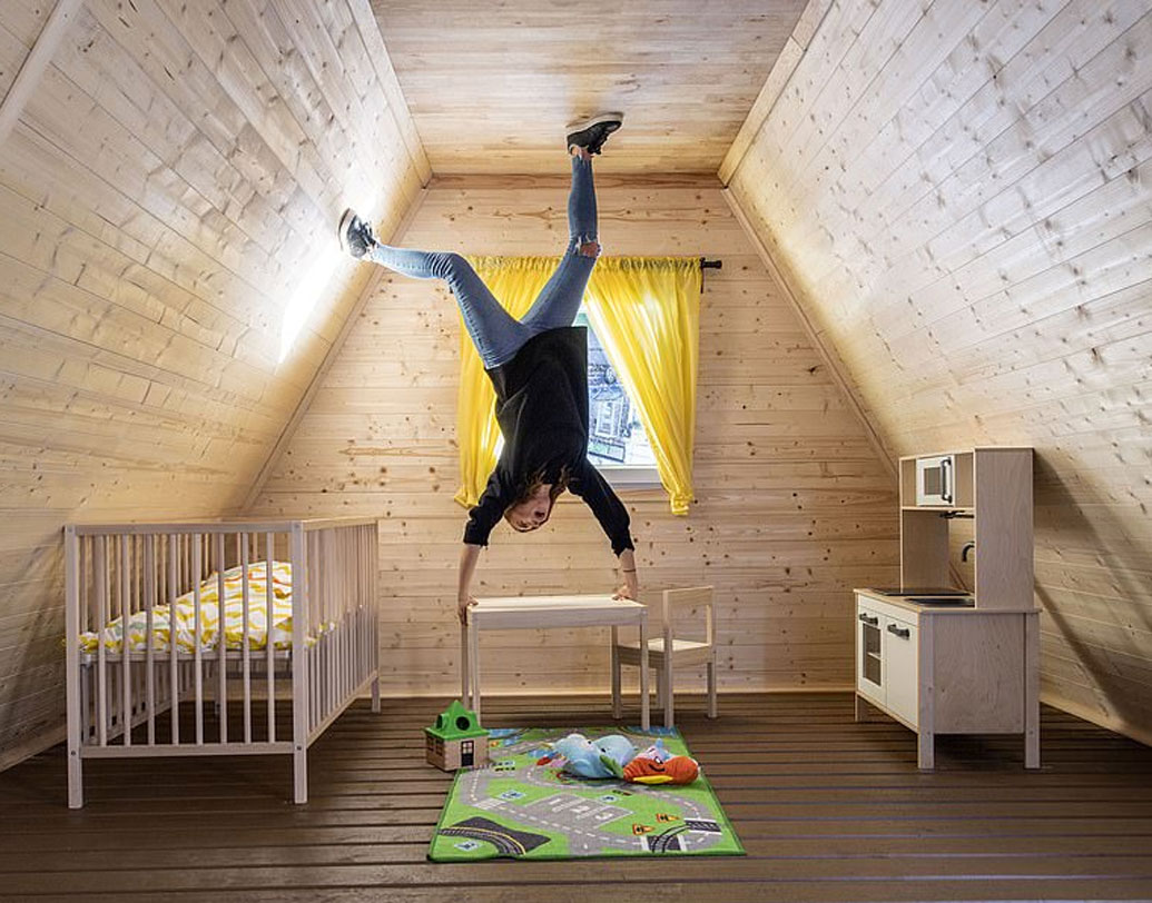 বাড়িটিতে কিন্তু অফিস রুম, বেডরুম, বাথরুম সবই রয়েছে। একে বলা হচ্ছে টপসি টার্ভি ইনস্টলেশন।