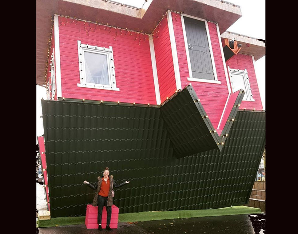 বাড়িটি সাজানো রয়েছে খুবই সুন্দর ভাবে। বাড়িটির ভিতরে হোক বা বাইরে ছবি তুলতে কেউ ছাড়ছেন না। আর তাই দেখে মনে হচ্ছে প্রতিটি মানুষই যেন মাকড়সা মানুষ হয়ে উঠেছেন।