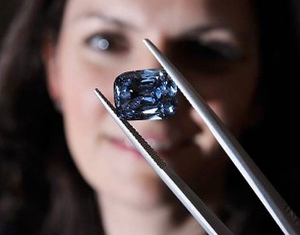 এই হিরের আংটি ছাড়াও কয়েক কোটি টাকা মূল্যের বেশ কিছু জিনিসও নিলামে উঠবে। এর মধ্যে একটি হলুদ হিরের আংটিও রয়েছে।