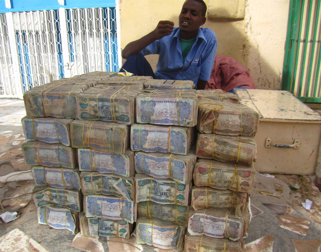 অবিশ্বাস্য হলেও সত্যি যে, সেখানে বিক্রি হচ্ছে একেবারে আসল টাকা। খোলা রাস্তায় দিন-দুপুরে ক্রেতারা বিনিময় করে নিয়ে যায় রাশি রাশি নোট।