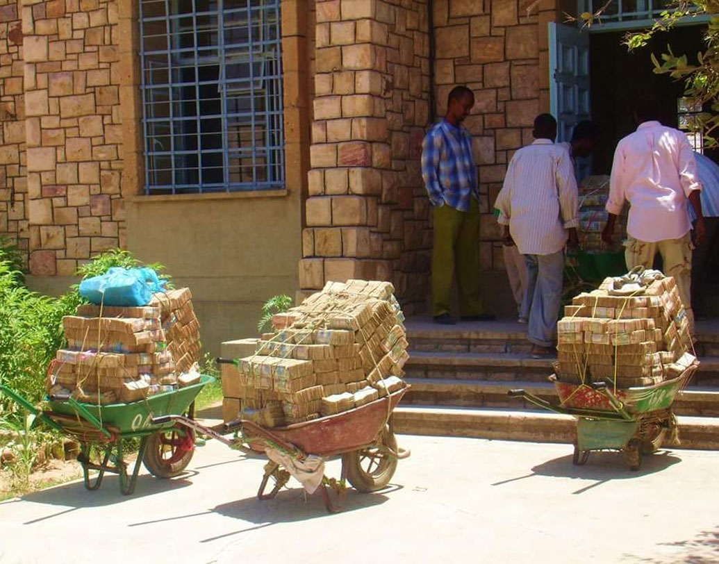 এরকম বাজার গড়ে ওঠার পেছনে সোমালিল্যান্ডের আর্থিক কাঠামোই দায়ী। এখানকার মুদ্রাকে বলা হয় ‘শিলিং’। শিলিংয়ের দাম ব্যাপকভাবে কমে যাওয়ায় এমন পরিস্থিতির সৃষ্টি হয়েছে।