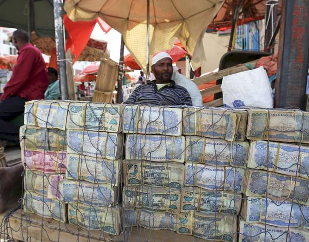 ২০০০ সালে এক ডলারের ছিল ১০ হাজার শিলিংয়ের কাছাকাছি। ২০১৭ সালেও প্রথম দিকে ৯ হাজার শিলিংয়ের সমান ছিল এক ডলার। তাই ডলার বা ইউরোর নিরিখে সামান্য খরচ করলেই পাওয়া ?যেত কয়েক কেজি নোট! যা নিতে বস্তা বা ঠেলাগাড়ির প্রয়োজন হয়।