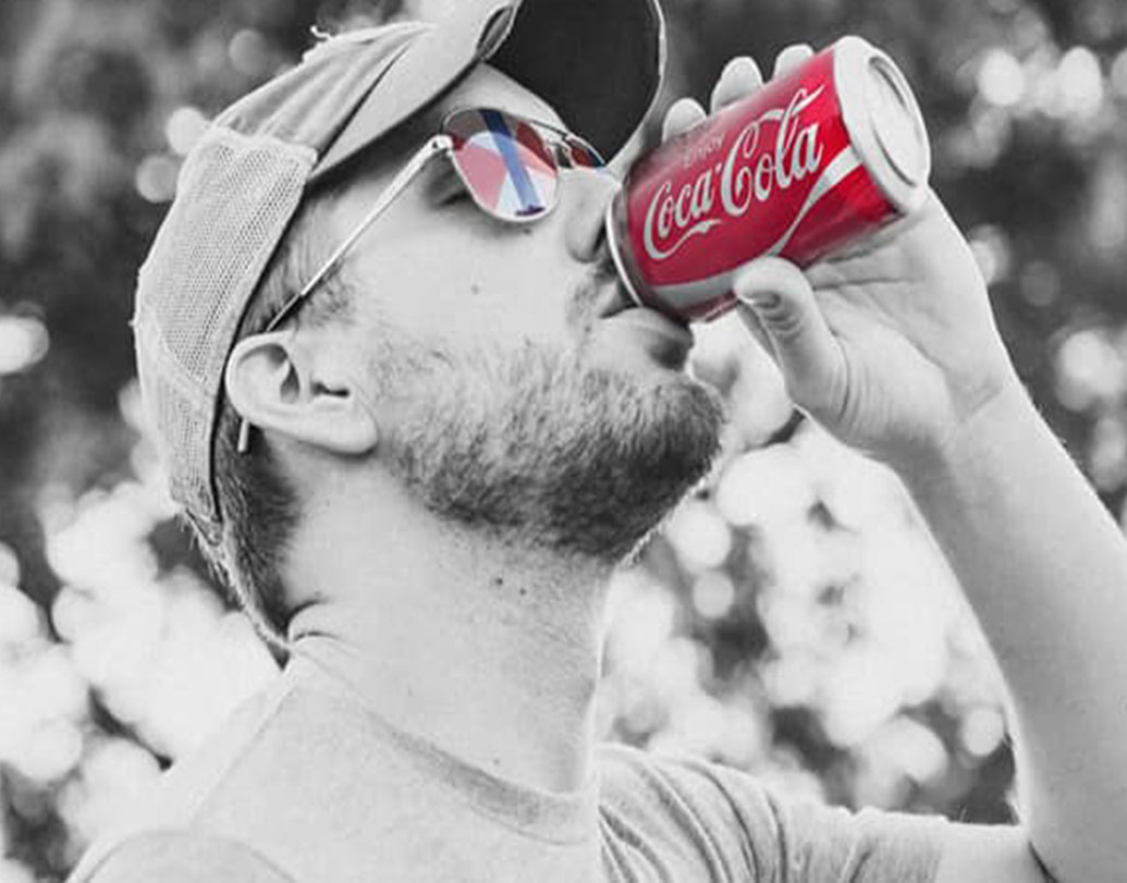 ১৩০ বছরেরও বেশি আগে, কোকা কোলা ব্যারেলে করে বিক্রি করা হত আমেরিকার বিভিন্ন ওষুধের দোকান এবং ফার্মাসিতে। একই ভাবে অ্যালকোহলও বিক্রি হত।