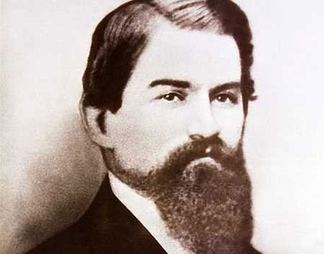 লোগোর টাইপোগ্রাফিকে বলা হয় স্পেনসেরিয়ান। ১৯০০ সাল থেকেই এই স্পেনসেরিয়ান রয়েছে সংস্থার সঙ্গেই। কোকো কোলা প্রথম তৈরি করেছিলেন আমেরিকার আটলান্টার একজন ফার্মাসিস্ট জন এস পেম্বারটন।