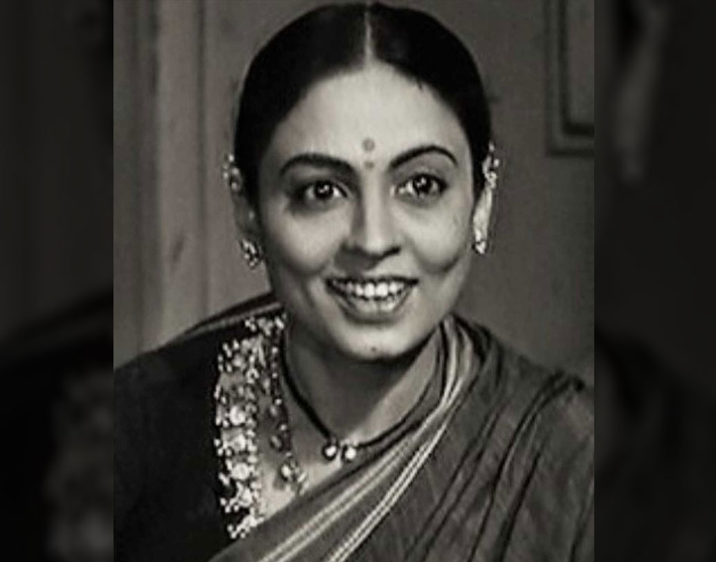 ঠাকুমা মীনাক্ষী শিরোদকর মারাঠি ছবির ডাকসাইটে অভিনেত্রী ছিলেন। ১৯৩৮ সালে সুইমস্যুট পরে তাক লাগিয়ে দিয়েছিলেন সকলকে। এ ছাড়াও চুটিয়ে থিয়েটার করতেন।