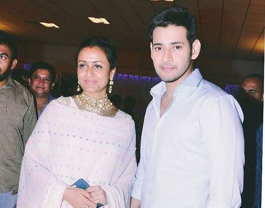 কিন্তু তার পরই মনোমালিন্য দেখা দেয় দু’জনের মধ্যে। ঝামেলা এমন আকার ধারণ করে যে মহেশবাবুর বাড়ি ছেড়ে বেরিয়ে যান নম্রতা। তবে দুই পরিবারের চেষ্টায় শেষ পর্যন্ত ঝামেলা মেটে তাঁদের। ফের একসঙ্গে থাকতে শুরু করেন।