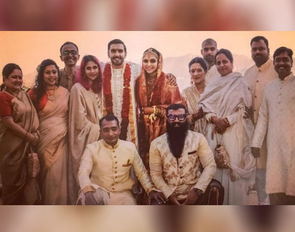 বিরাট-অনুষ্কাই প্রথম নন। আগে রানি মুখোপাধ্যায় এবং আদিত্য চোপড়াও বিয়ে করতে ডেস্টিনেশন ওয়েডিংকেই বেছে নিয়েছিলেন। তবে বিরাট-অনুষ্কা যে রকম ইতালির তাস্কনিতে বিয়ে করেছিলেন, দীপিকা আর রণবীর কিন্তু বেছে নিলেন লেক কোমোকে।