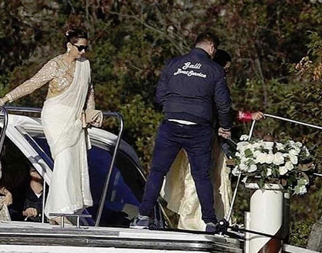 বিরুষ্কার মতোই কড়া নিরাপত্তার মোড়কে বিয়ে করেছেন দীপবীর। পাপারাৎজিরা যাতে নবদম্পতির টিকি অবধি না দেখতে পান, তা নিশ্চিত করতে সব রকম বন্দোবস্ত করেছিলেন। এমনকি বিয়ের অনুষ্ঠানে অতিথিদের মোবাইল ক্যামেরাতেও স্টিকার লাগিয়ে দিয়েছিলেন বলে বলিসূত্রের খবর।