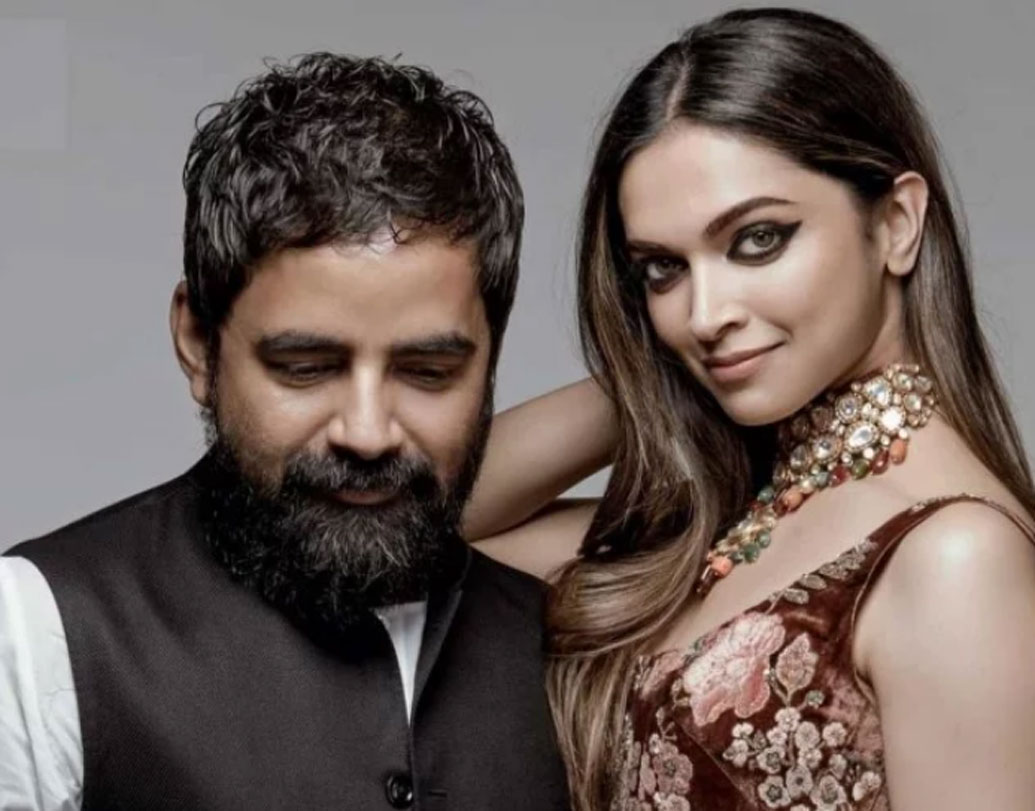 টিনসেল টাউনের নামজাদা দুই তারকার বিয়ে। আর তাতে ডিজাইনার সব্যসাচী মুখোপাধ্যায়ের হাতের ছোঁয়া থাকবে না, তাই আবার হয় নাকি? বিরাট আর অনুষ্কার মতোই রণবীর সিংহ এবং দীপিকা পাড়ুকোনের বিয়েরও ড্রেস ডিজাইনার ছিলেন সব্যসাচী মুখোপাধ্যায়।