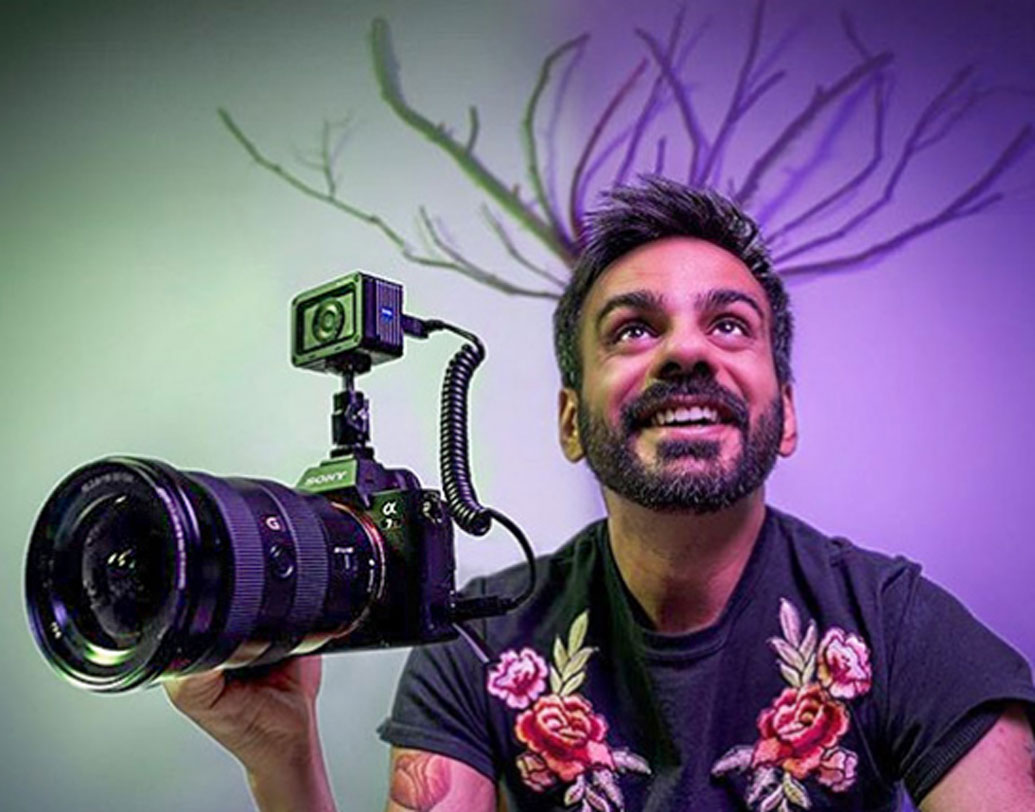 ‘ইয়ে জাওয়ানি হ্যয় দিওয়ানি’ ছবির ওয়েডিং ফোটোগ্রাফারকে মনে আছে? ছবিতে অভিনয় করলেও বিশাল কিন্তু আদতে ওয়েডিং ফোটোগ্রাফার। বিরুষ্কার বিয়েরও সমস্ত ছবি তুলেছিলেন বিশাল। আবার রণবীর আর দীপিকার বিয়েরও সমস্ত ছবি তুলেছেন এই বিশালই।